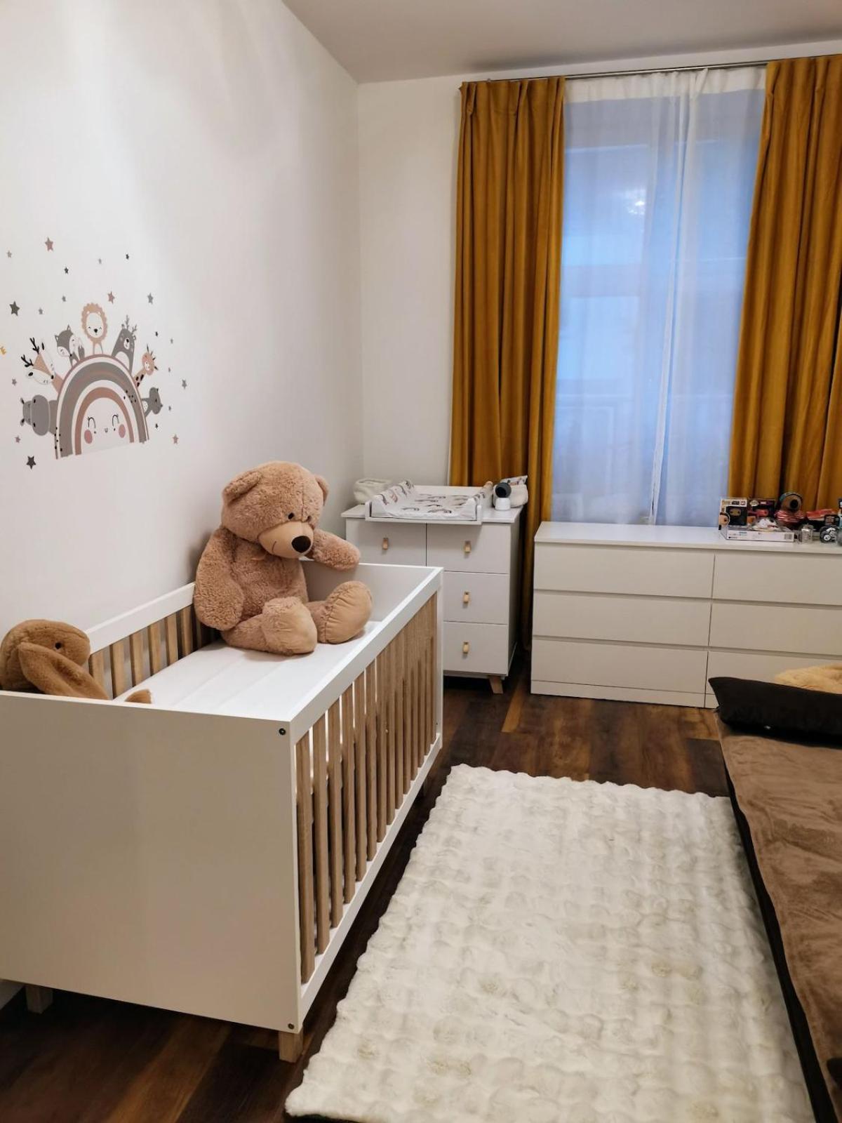 Spacious 2-bedroom Near Center