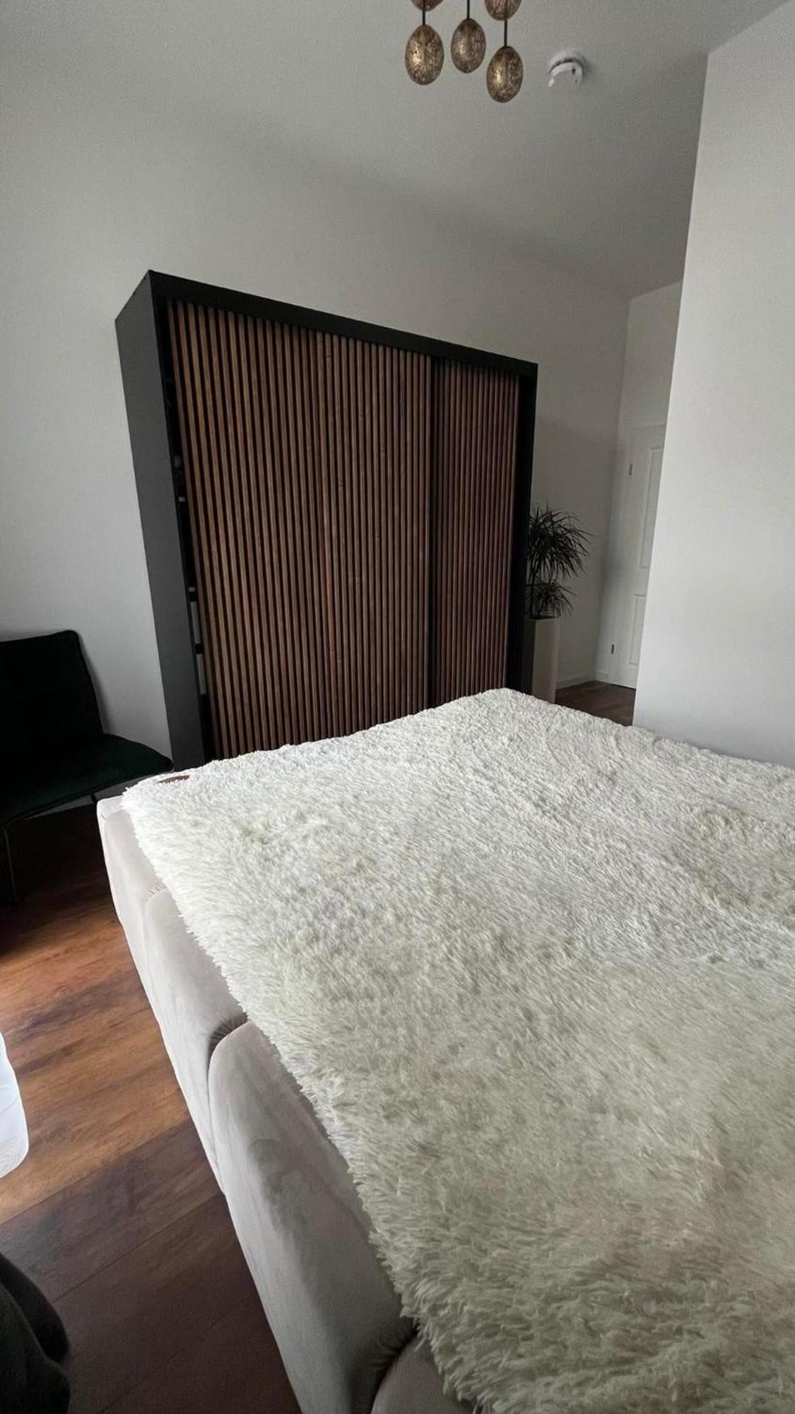 Spacious 2-bedroom Near Center *
