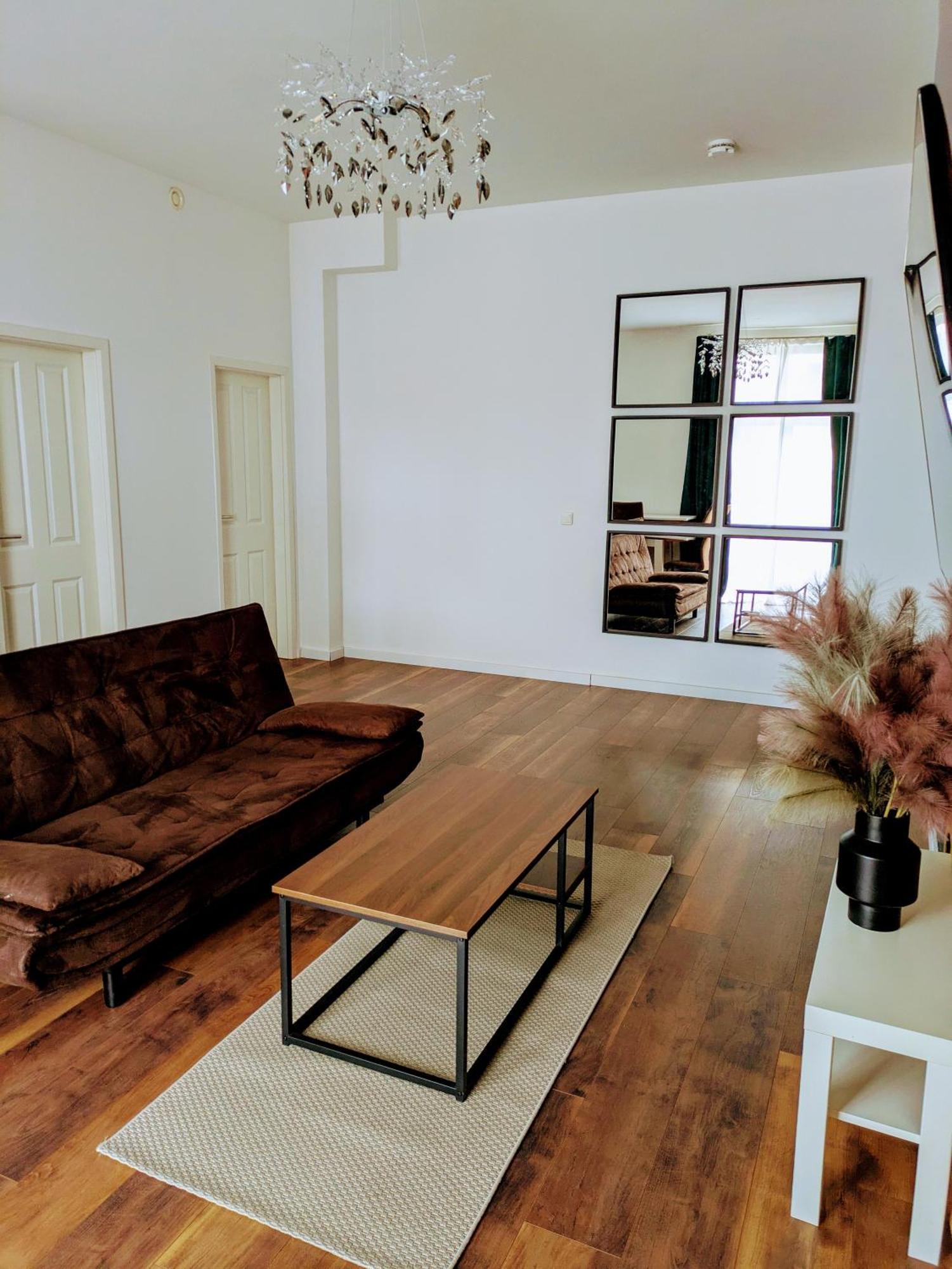 Spacious 2-bedroom Near Center *